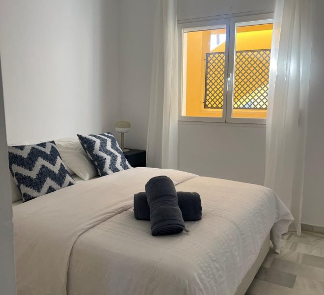 R4818859-Image 1-Middle Floor - 2 Beds - 93 Built