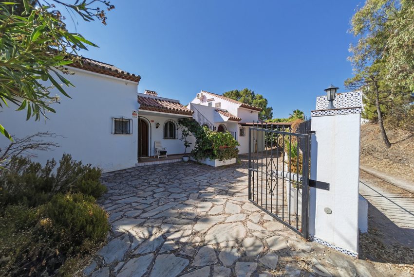 R4840030-Villa-For-Sale-Estepona-Detached-6-Beds-277-Built-1