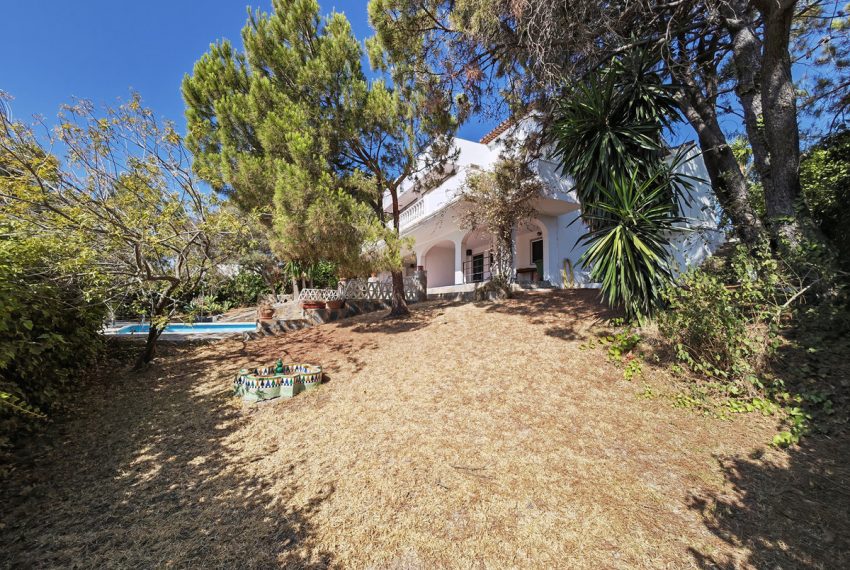 R4840030-Villa-For-Sale-Estepona-Detached-6-Beds-277-Built-2