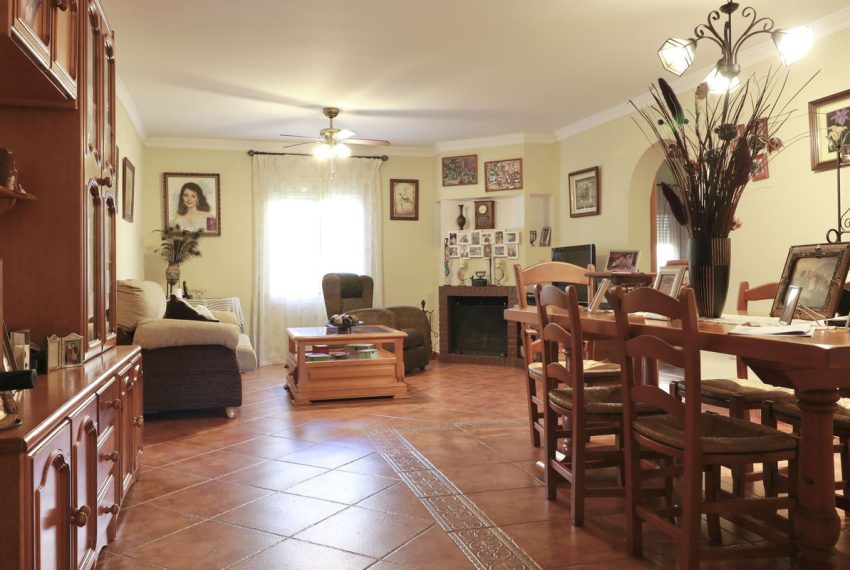R4850101-Villa-For-Sale-Marbella-Detached-3-Beds-168-Built-3