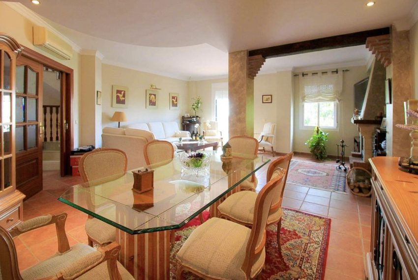 R4881079-Villa-For-Sale-Marbella-Detached-5-Beds-306-Built-1
