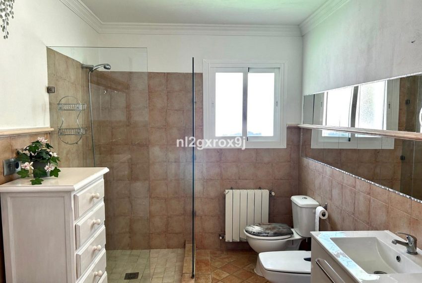 R4921489-Villa-For-Sale-Nueva-Andalucia-Detached-5-Beds-569-Built-1