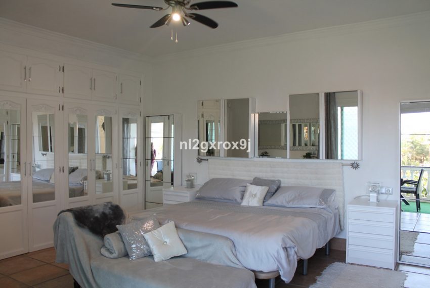 R4921489-Villa-For-Sale-Nueva-Andalucia-Detached-5-Beds-569-Built-17