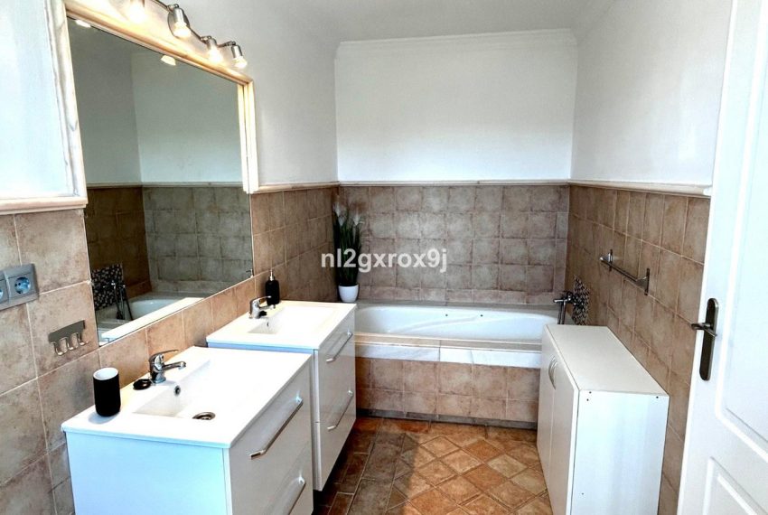 R4921489-Villa-For-Sale-Nueva-Andalucia-Detached-5-Beds-569-Built-3