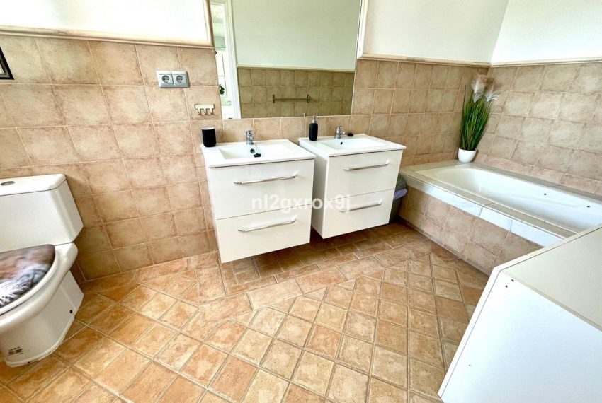 R4921489-Villa-For-Sale-Nueva-Andalucia-Detached-5-Beds-569-Built-8