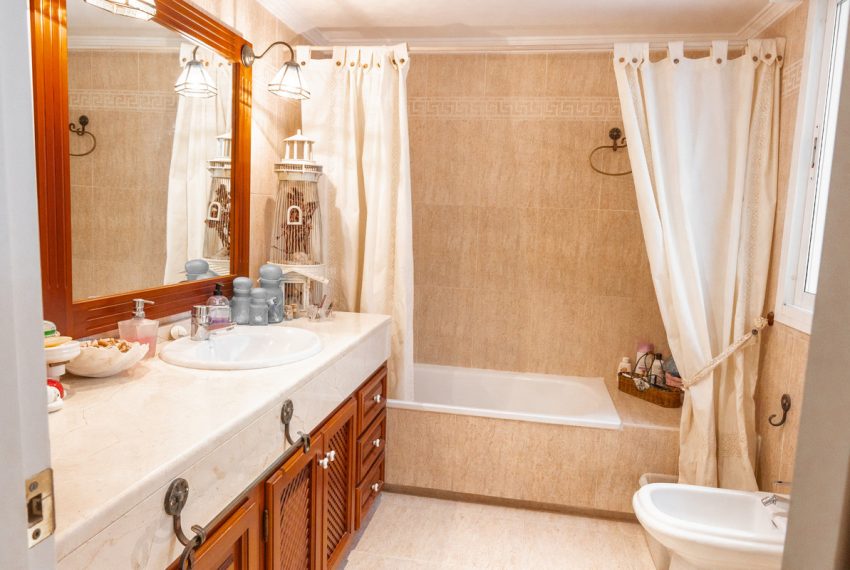 R4967248-Apartment-For-Sale-The-Golden-Mile-Penthouse-3-Beds-189-Built-11