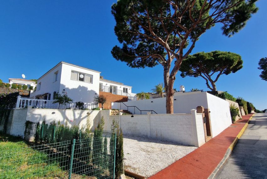 R4968697-Villa-For-Sale-Calahonda-Detached-4-Beds-225-Built-1