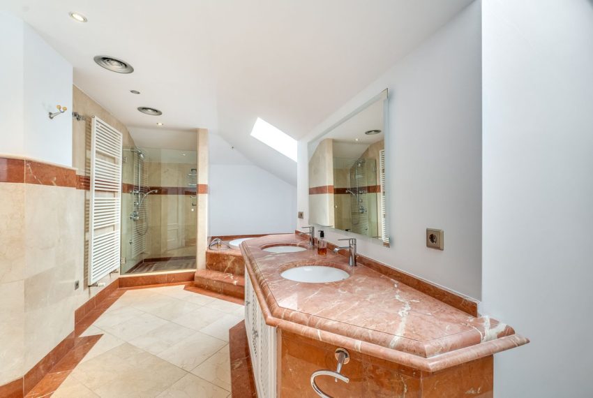 R4976530-Villa-For-Sale-Rio-Real-Detached-4-Beds-504-Built-17