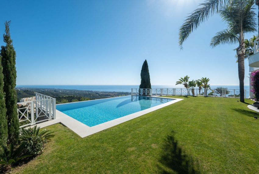 R4976617-Villa-For-Sale-Marbella-Detached-6-Beds-739-Built-2