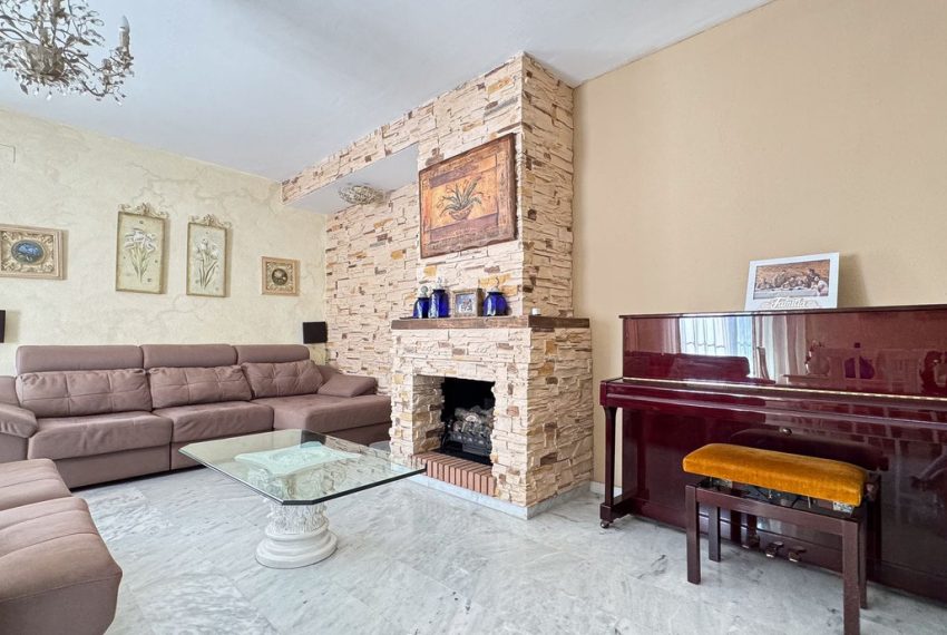 R4976812-Villa-For-Sale-Marbella-Detached-4-Beds-230-Built