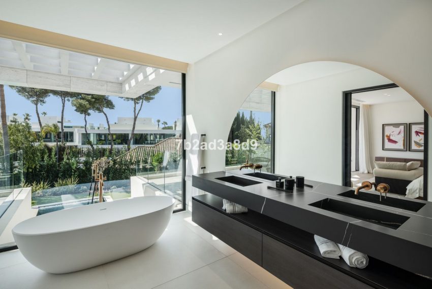 R4982857-Villa-For-Sale-Nueva-Andalucia-Detached-6-Beds-843-Built-10