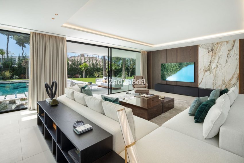 R4982857-Villa-For-Sale-Nueva-Andalucia-Detached-6-Beds-843-Built-2