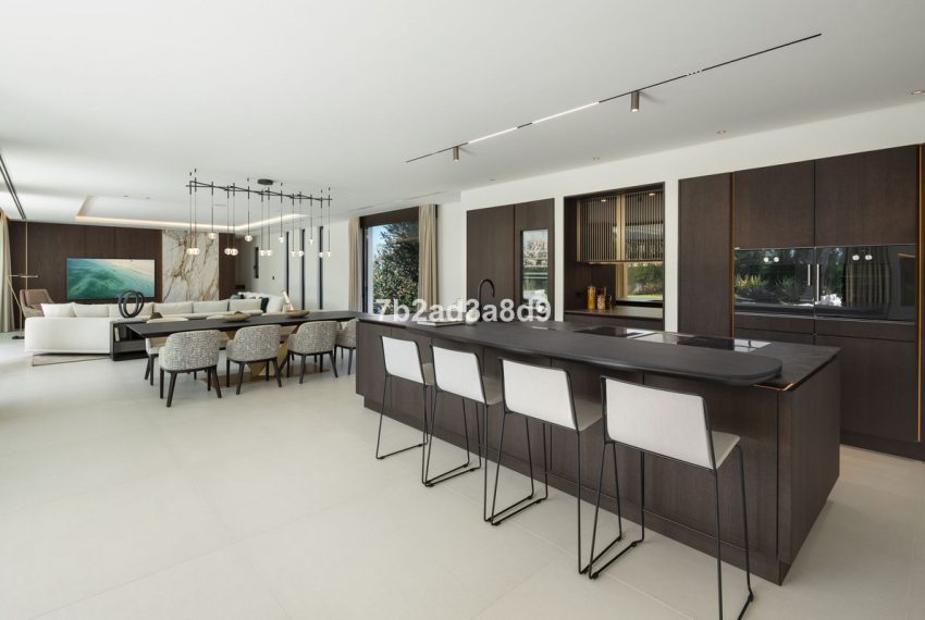 R4982857-Villa-For-Sale-Nueva-Andalucia-Detached-6-Beds-843-Built-3