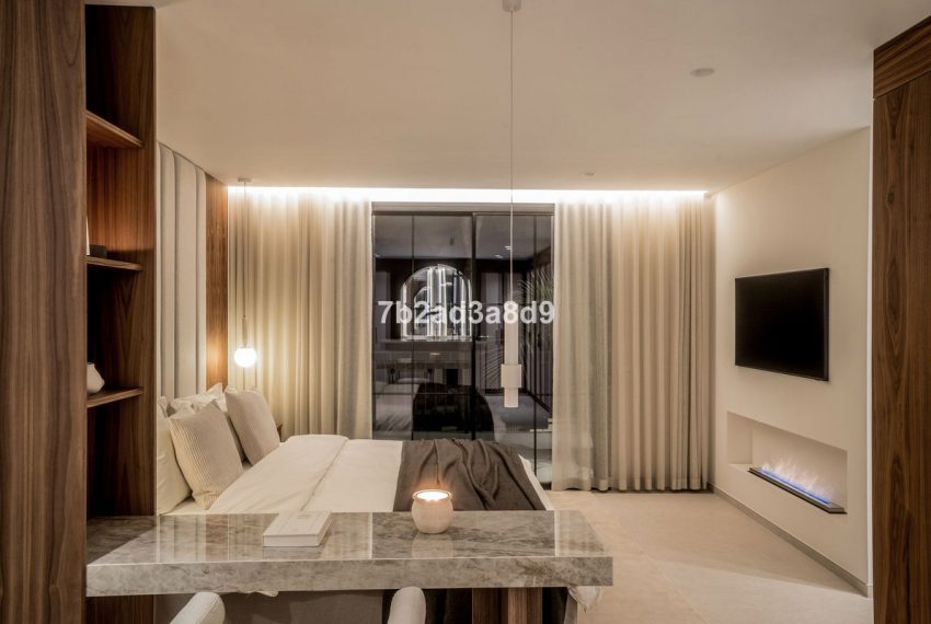 R4987279-Villa-For-Sale-Nueva-Andalucia-Semi-Detached-5-Beds-220-Built-15