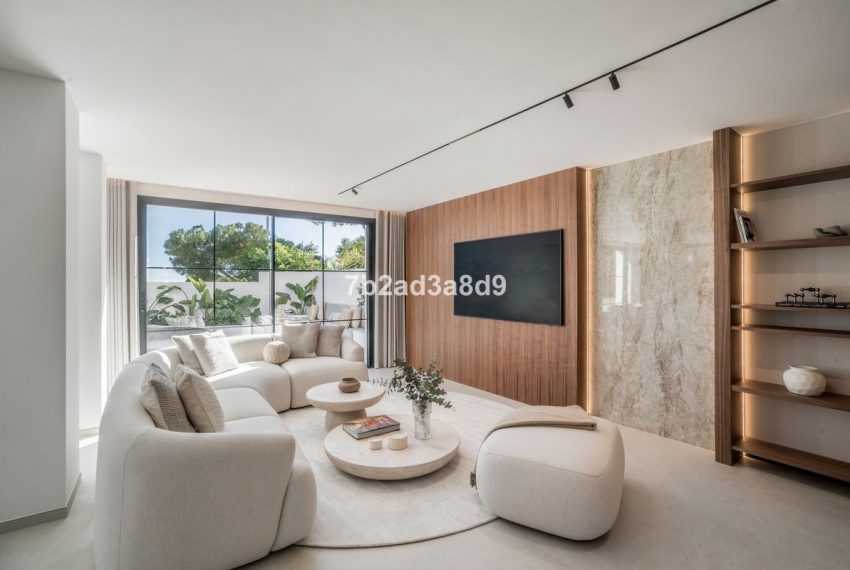 R4987279-Villa-For-Sale-Nueva-Andalucia-Semi-Detached-5-Beds-220-Built-2
