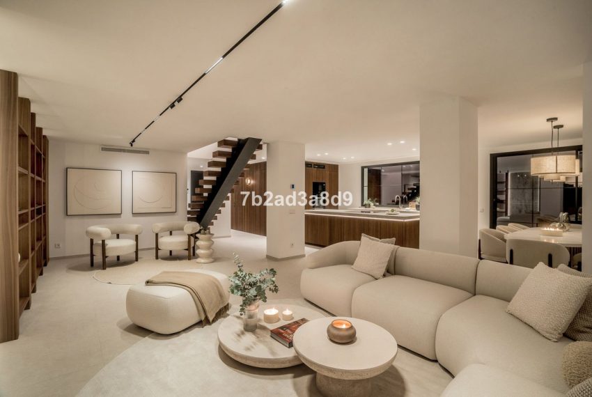R4987279-Villa-For-Sale-Nueva-Andalucia-Semi-Detached-5-Beds-220-Built-3