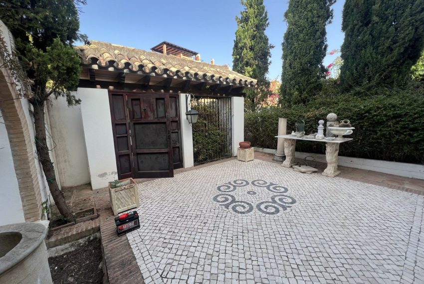 R4987702-Villa-For-Sale-Estepona-Detached-6-Beds-400-Built-1