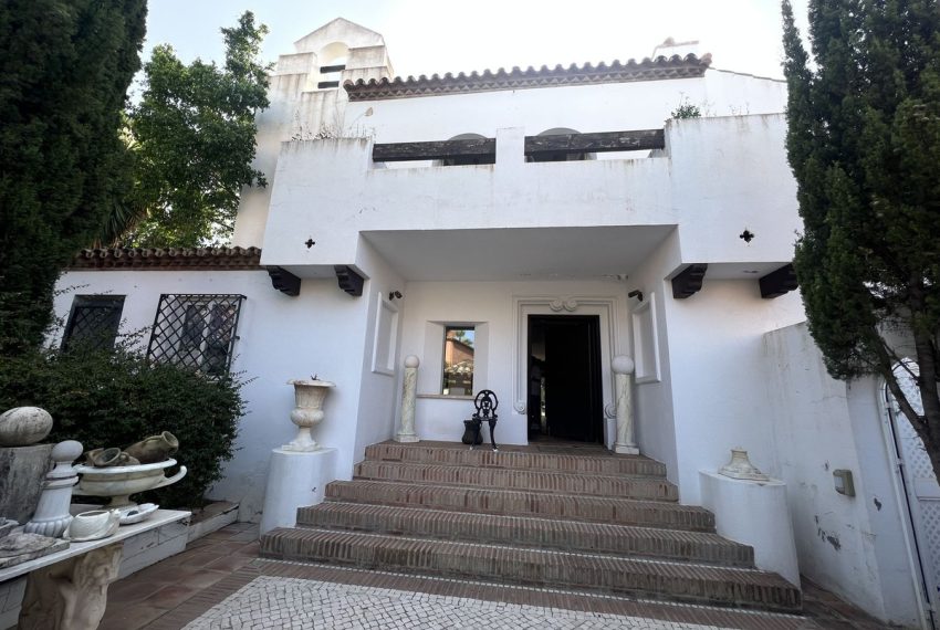 R4987702-Villa-For-Sale-Estepona-Detached-6-Beds-400-Built