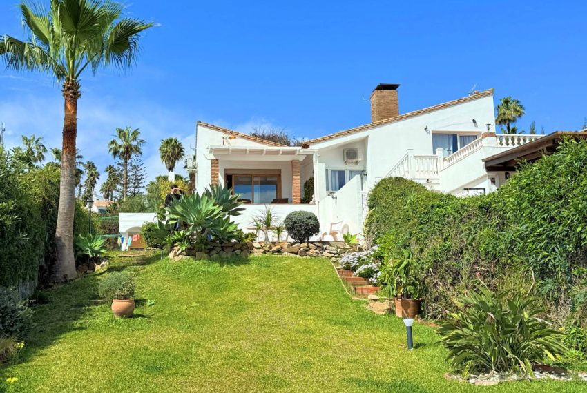 R4987918-Villa-For-Sale-Estepona-Semi-Detached-3-Beds-123-Built