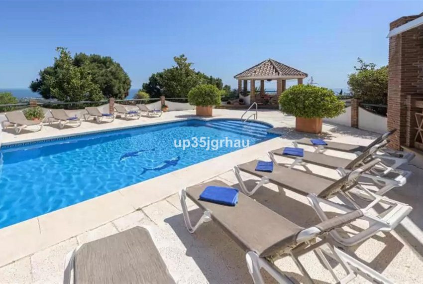 R5001361-Villa-For-Sale-Estepona-Detached-6-Beds-400-Built-1