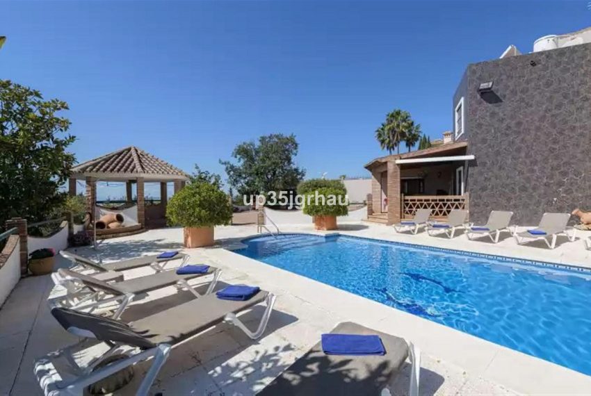 R5001361-Villa-For-Sale-Estepona-Detached-6-Beds-400-Built-4