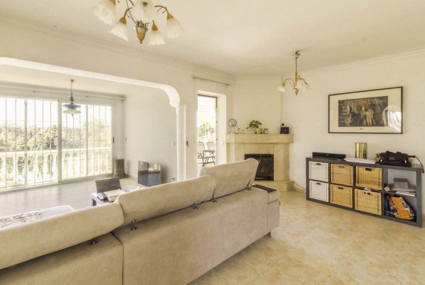 R4115770-Villa-For-Sale-Elviria-Detached-3-Beds-241-Built-13