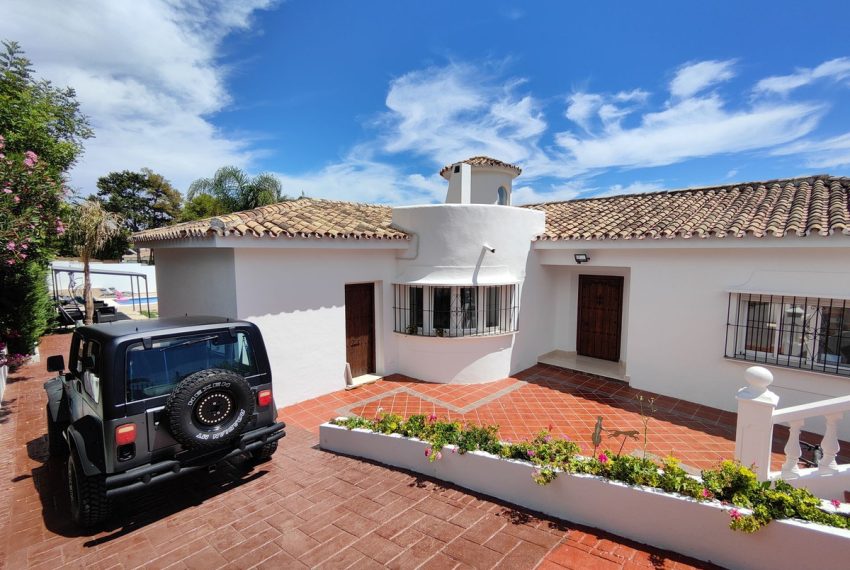 R4402273-Villa-For-Sale-Estepona-Detached-4-Beds-223-Built-1