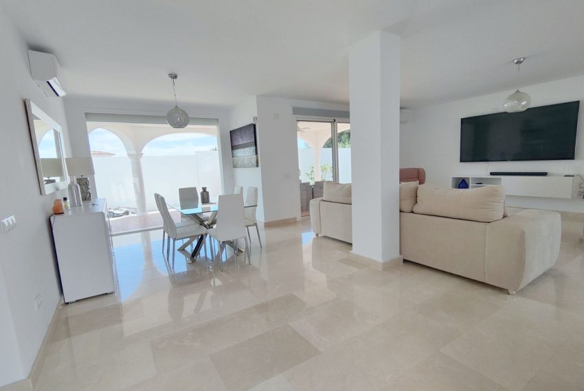 R4402273-Villa-For-Sale-Estepona-Detached-4-Beds-223-Built-3
