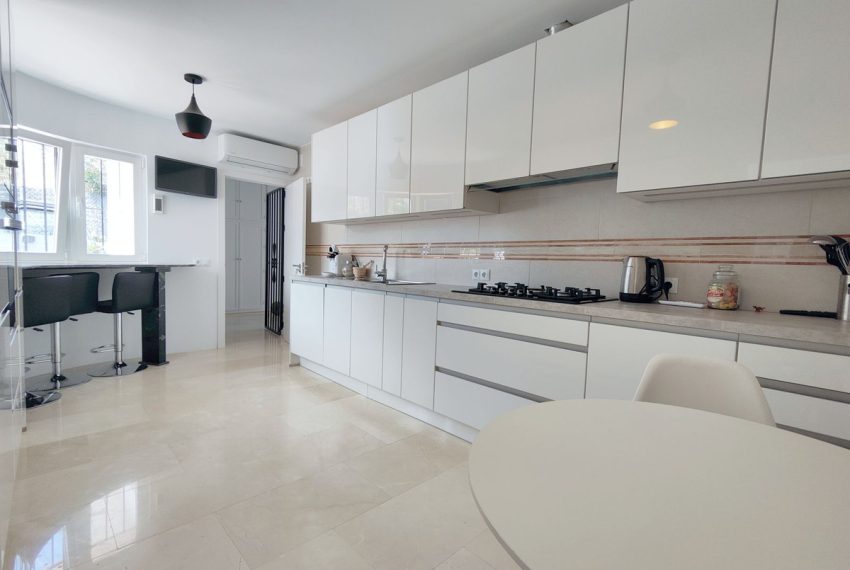 R4402273-Villa-For-Sale-Estepona-Detached-4-Beds-223-Built-4