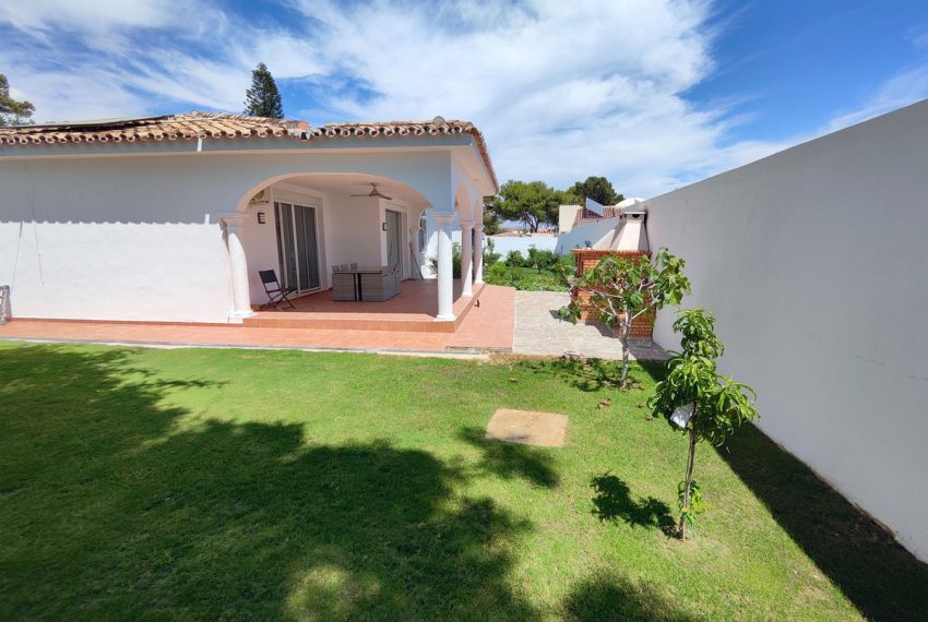R4402273-Villa-For-Sale-Estepona-Detached-4-Beds-223-Built