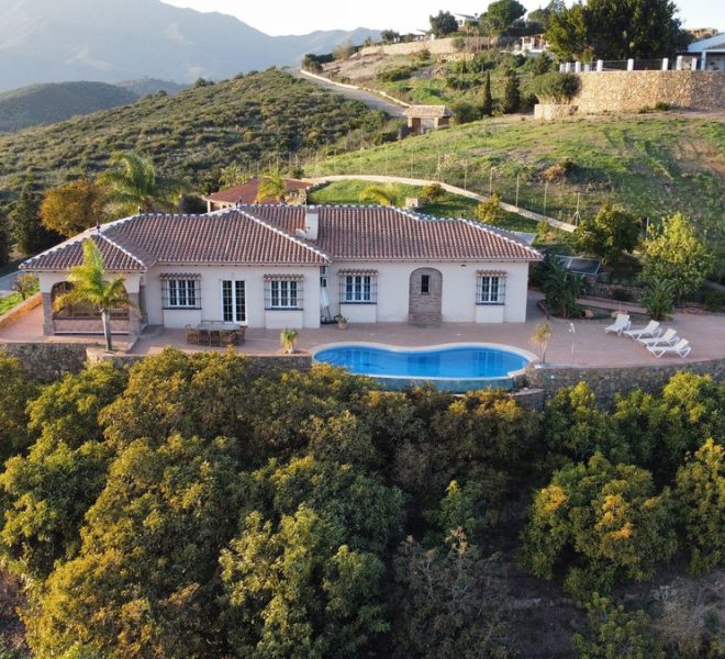 R4445632-Image 1-Finca - 4 Beds - 230 Built