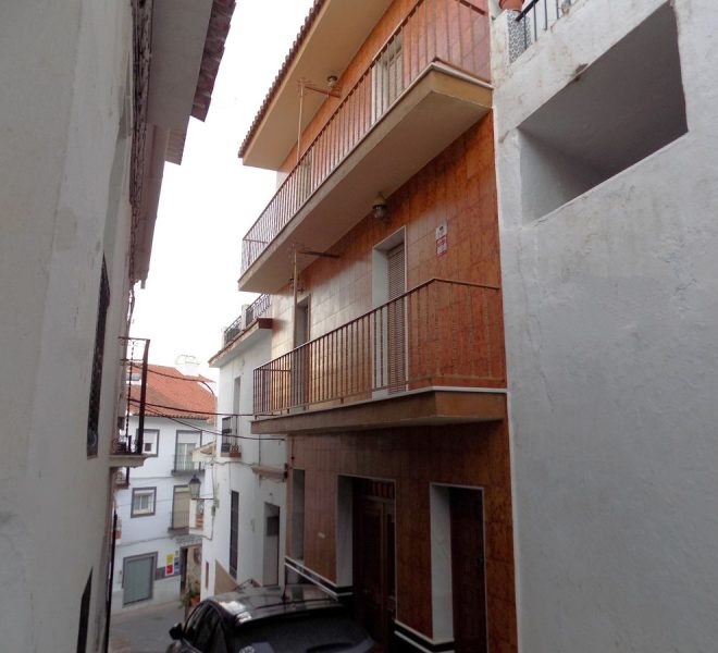 R4570456-Image 1-Terraced - 5 Beds - 191 Built