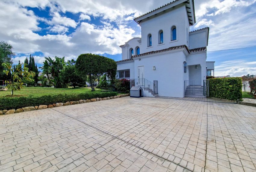 R4623697-Villa-For-Sale-El-Paraiso-Detached-6-Beds-390-Built-1