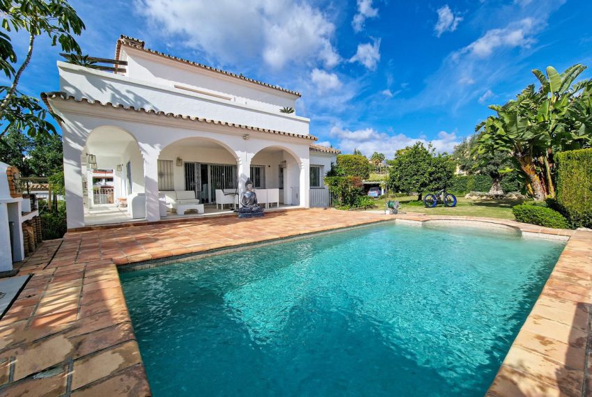 R4623697-Villa-For-Sale-El-Paraiso-Detached-6-Beds-390-Built-4