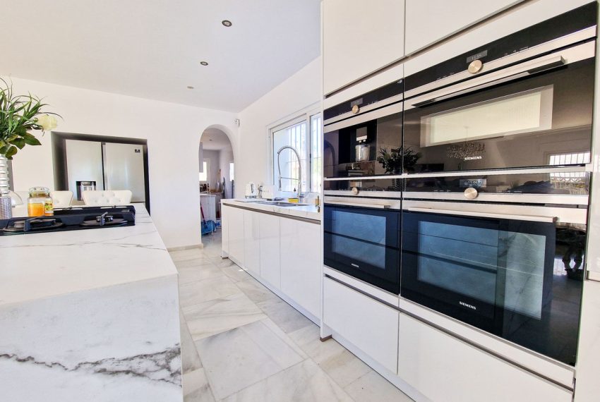 R4623697-Villa-For-Sale-El-Paraiso-Detached-6-Beds-390-Built-6