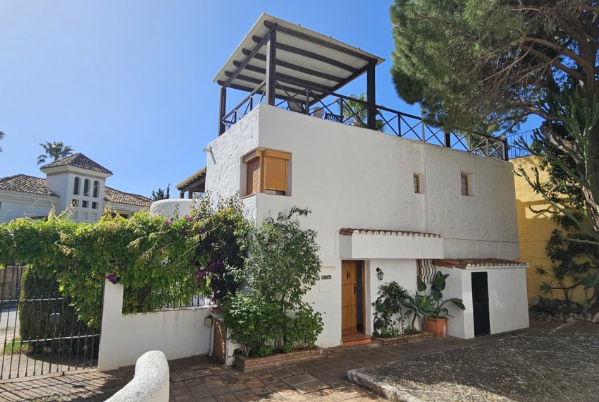 R4690084-Villa-For-Sale-Sierra-Blanca-Detached-3-Beds-166-Built-3