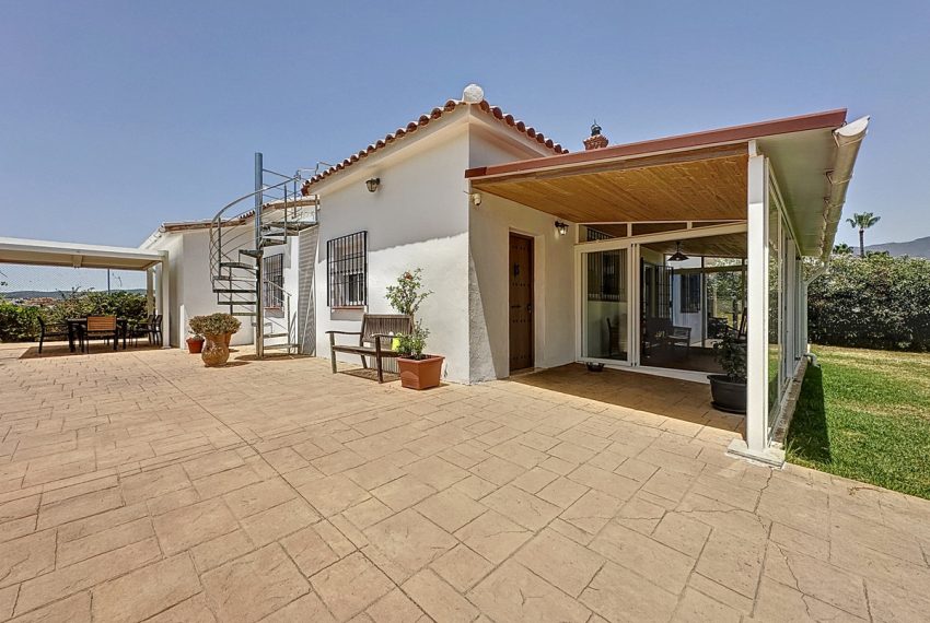 R4838959-Villa-For-Sale-Estepona-Detached-4-Beds-245-Built-1