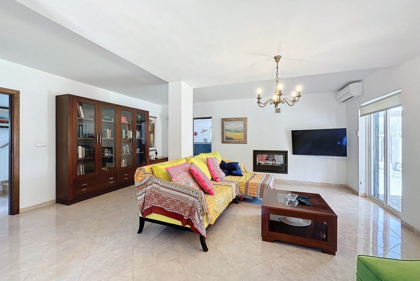 R4838959-Villa-For-Sale-Estepona-Detached-4-Beds-245-Built-8