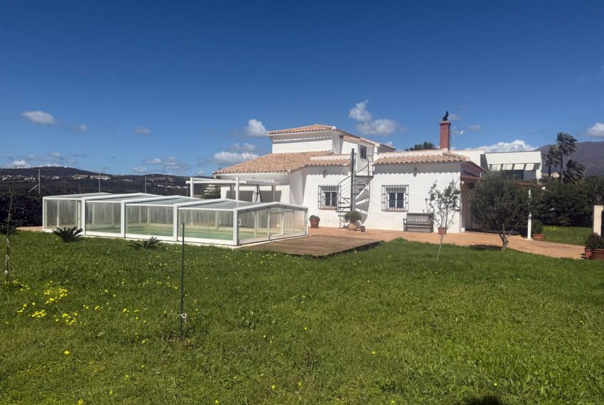 R4838959-Villa-For-Sale-Estepona-Detached-4-Beds-245-Built