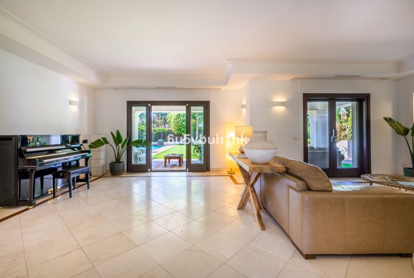 R4841407-Villa-For-Sale-Estepona-Detached-6-Beds-647-Built-6