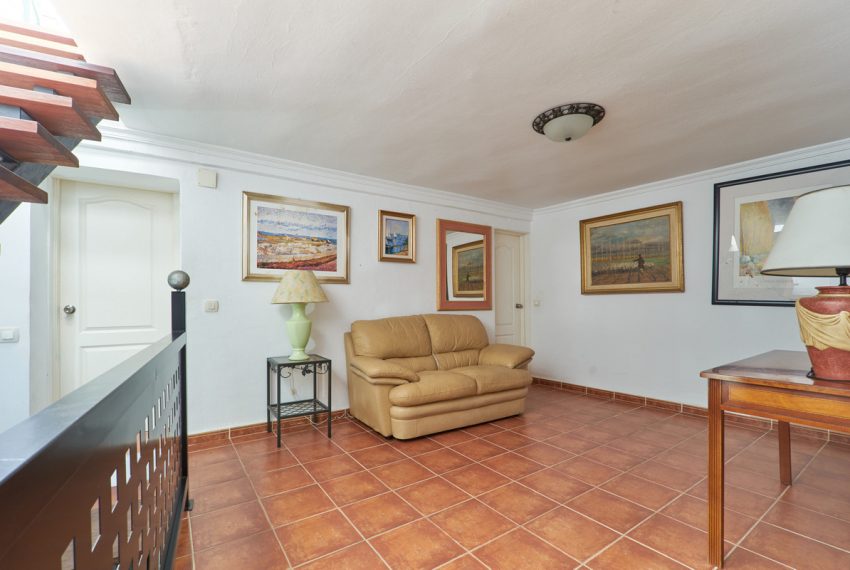 R4851118-Villa-For-Sale-Marbella-Detached-7-Beds-240-Built-1