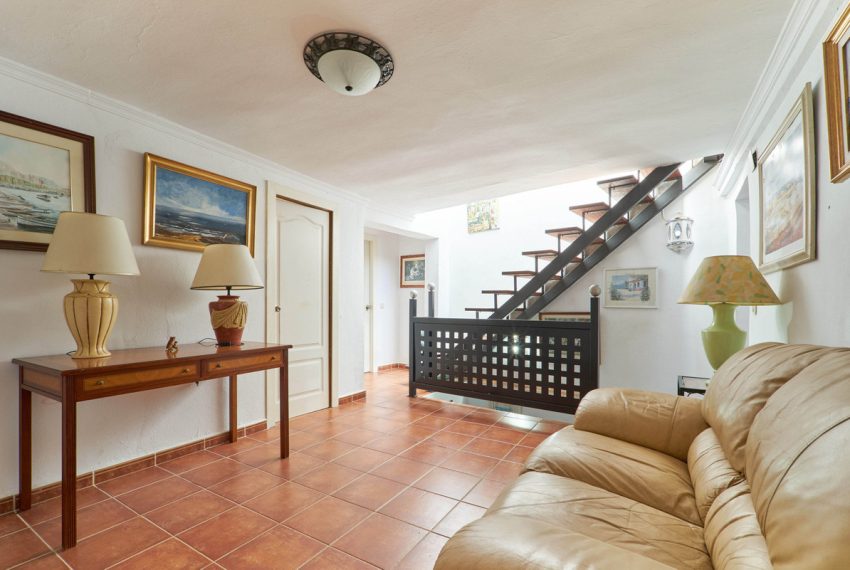 R4851118-Villa-For-Sale-Marbella-Detached-7-Beds-240-Built-2