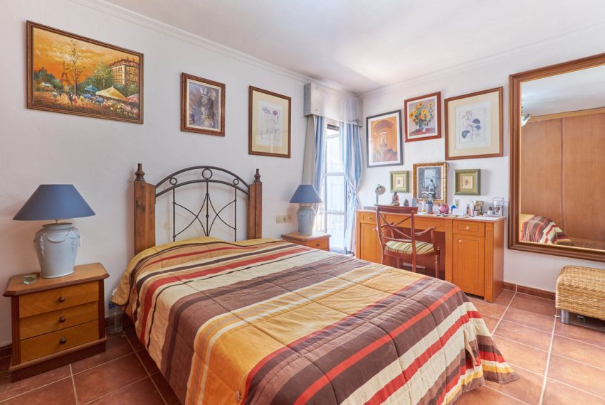 R4851118-Villa-For-Sale-Marbella-Detached-7-Beds-240-Built-7