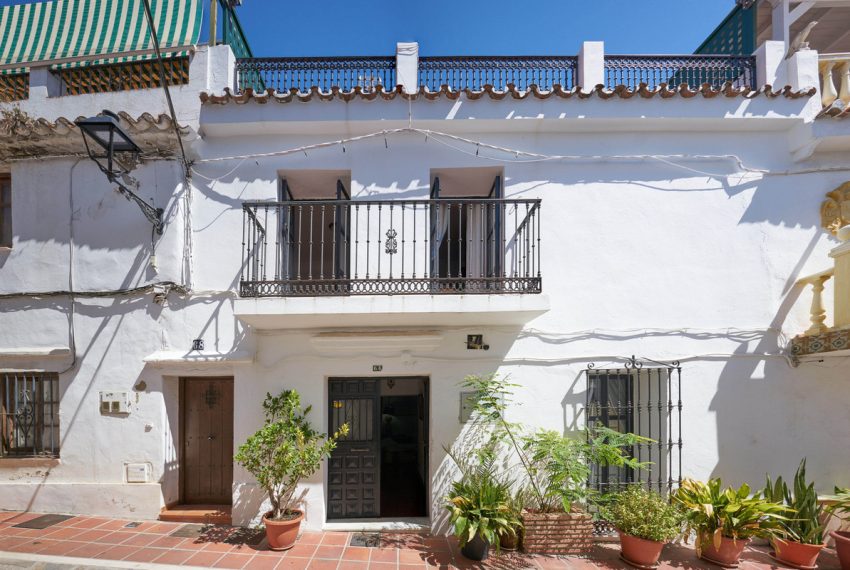 R4851118-Villa-For-Sale-Marbella-Detached-7-Beds-240-Built