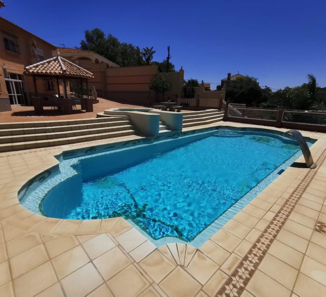 R4860961-Image 1-Detached - 6 Beds - 580 Built