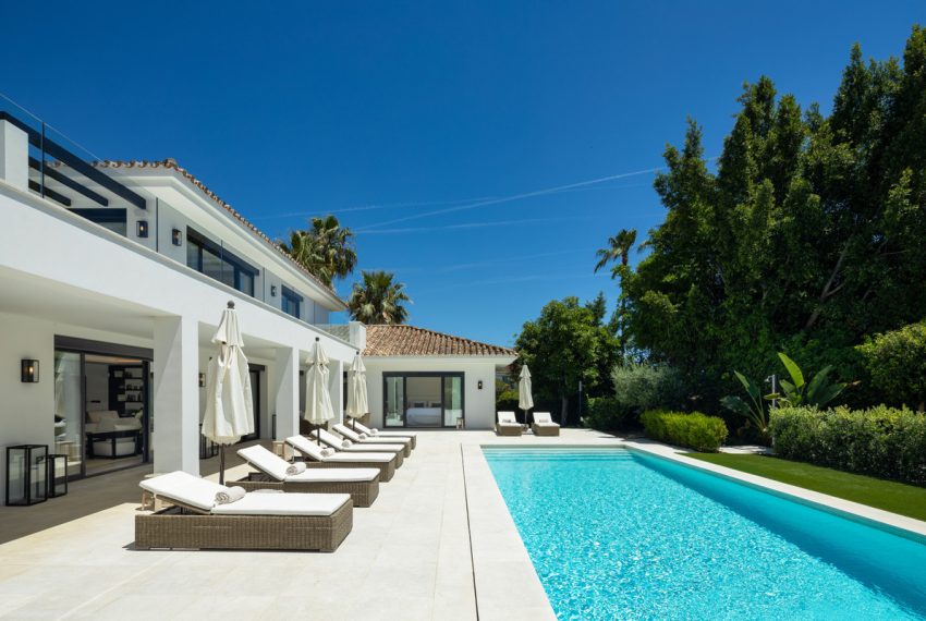 R4896784-Villa-For-Sale-Nueva-Andalucia-Detached-5-Beds-490-Built-1