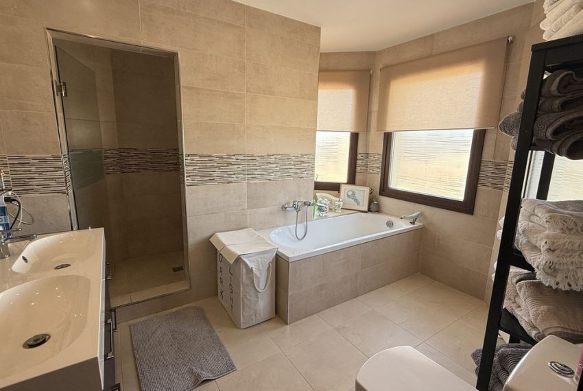 R4897381-Villa-For-Sale-Coin-Detached-3-Beds-166-Built-16