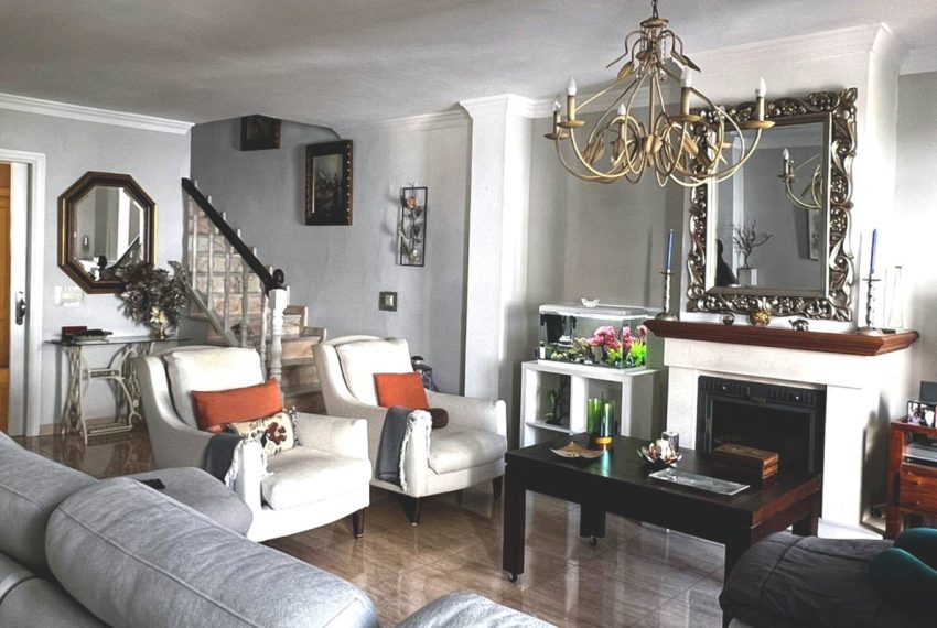 R4929793-Villa-For-Sale-Estepona-Semi-Detached-3-Beds-224-Built