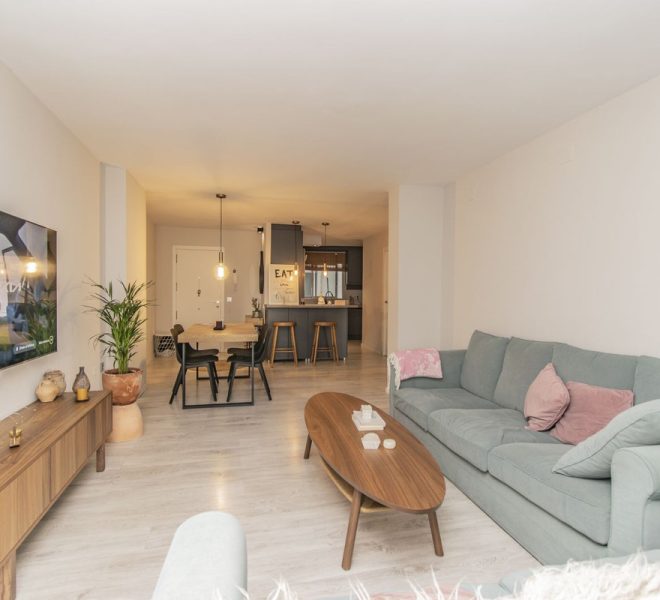 R4933042-Image 1-Middle Floor - 4 Beds - 122 Built