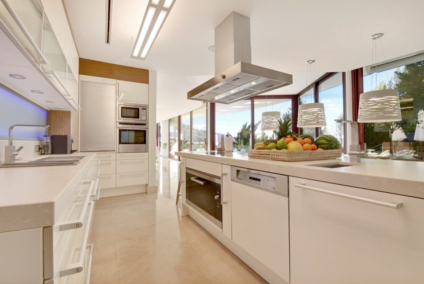 R4972651-Villa-For-Sale-Nueva-Andalucia-Detached-7-Beds-455-Built-2